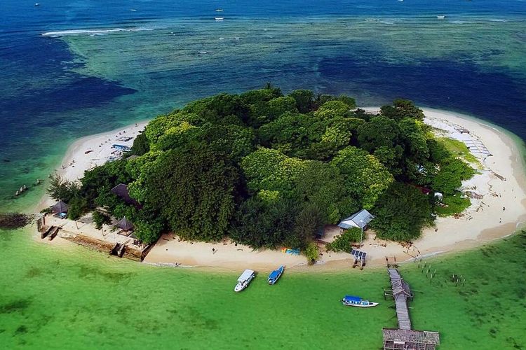 Pulau Samalona dengan keindahan pantainya bisa jadi destinasi wisata pilihan di Makassar.