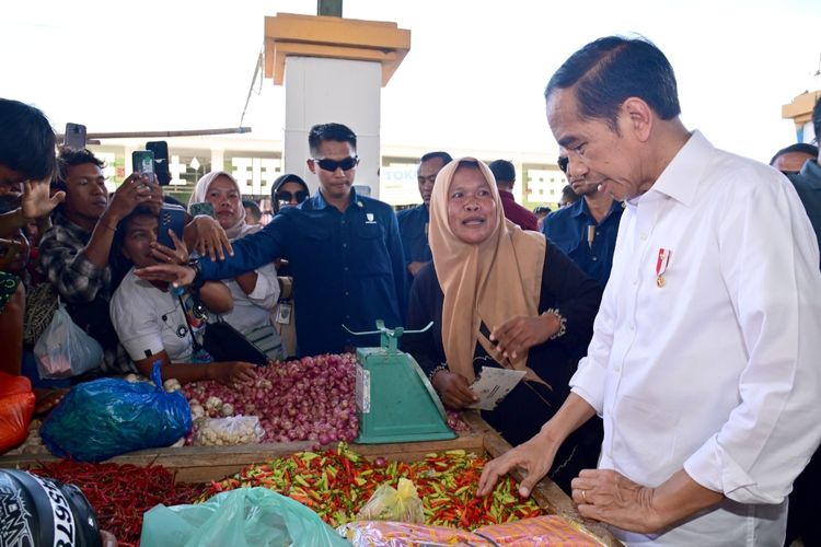 Presiden Joko Widodo saat mengunjungi Pasar Danga, Kabupaten Nagekeo, Provinsi Nusa Tenggara Timur (NTT), pada Selasa (5/12/2023).