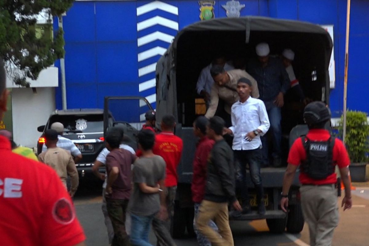 Sebanyak 20 orang yang diduga preman ditangkap polisi di Kompleks Pelni, Baktijaya, Sukmajaya, Depok, Senin (25/2/2019), karena menghambat pengerjaan proyek Jalan Tol Cijago. 