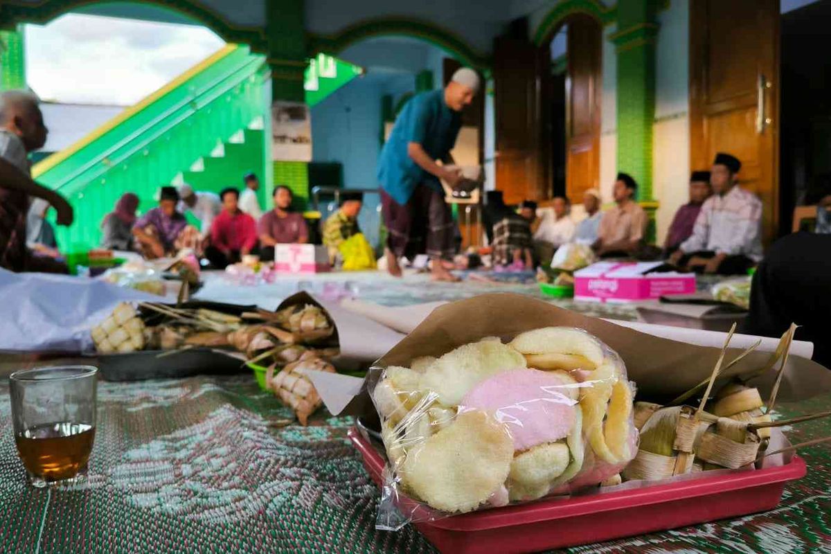 Para warga Desa Guyangsari, Kabupaten Semarang berkumpul di masjid merayakan tradisi Lebaran Ketupat pada H+7 Idulfitri.
