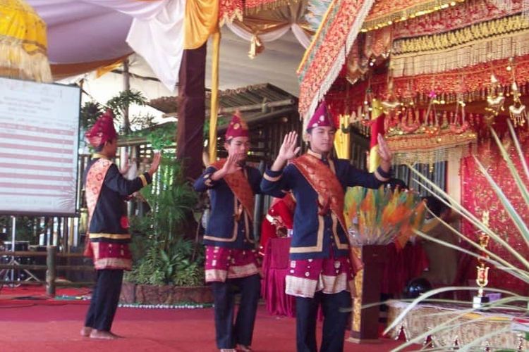 Tari Kejei dibawakan oleh Anak Sangei atau pemuda penari kejei yang terdiri dari penari pria dan wanita.