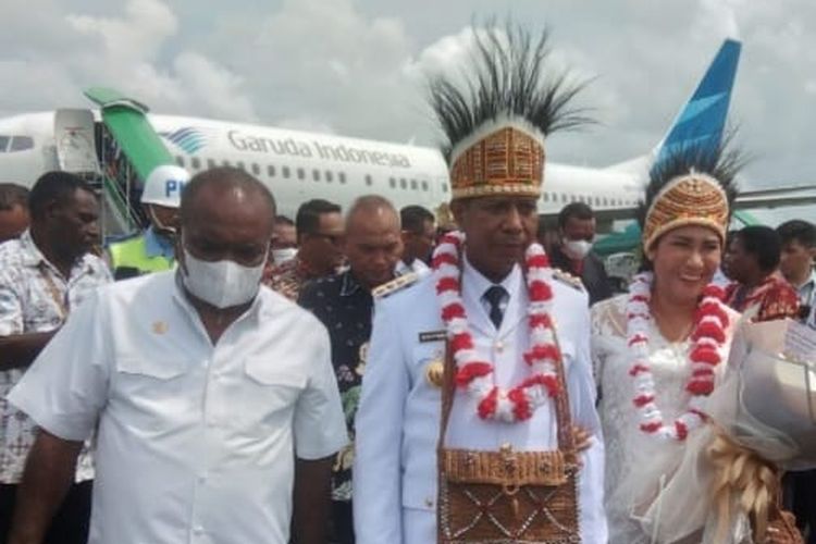 Menggunakan maskapai Garuda Indonesia, Penjabat (Pj) Gubernur Papua Selatan, Apolo Safanpo tiba di Kabupaten Merauke, Provinsi Papua Selatan, Jumat (18/11/2022).