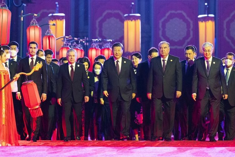 Presiden China Xi Jinping dan istrinya, Peng Liyuan, berjalan menuju venue perjamuan penyambutan bersama para tamu undangan di Xi'an, Provinsi Shaanxi, China barat laut, pada 18 Mei 2023. 