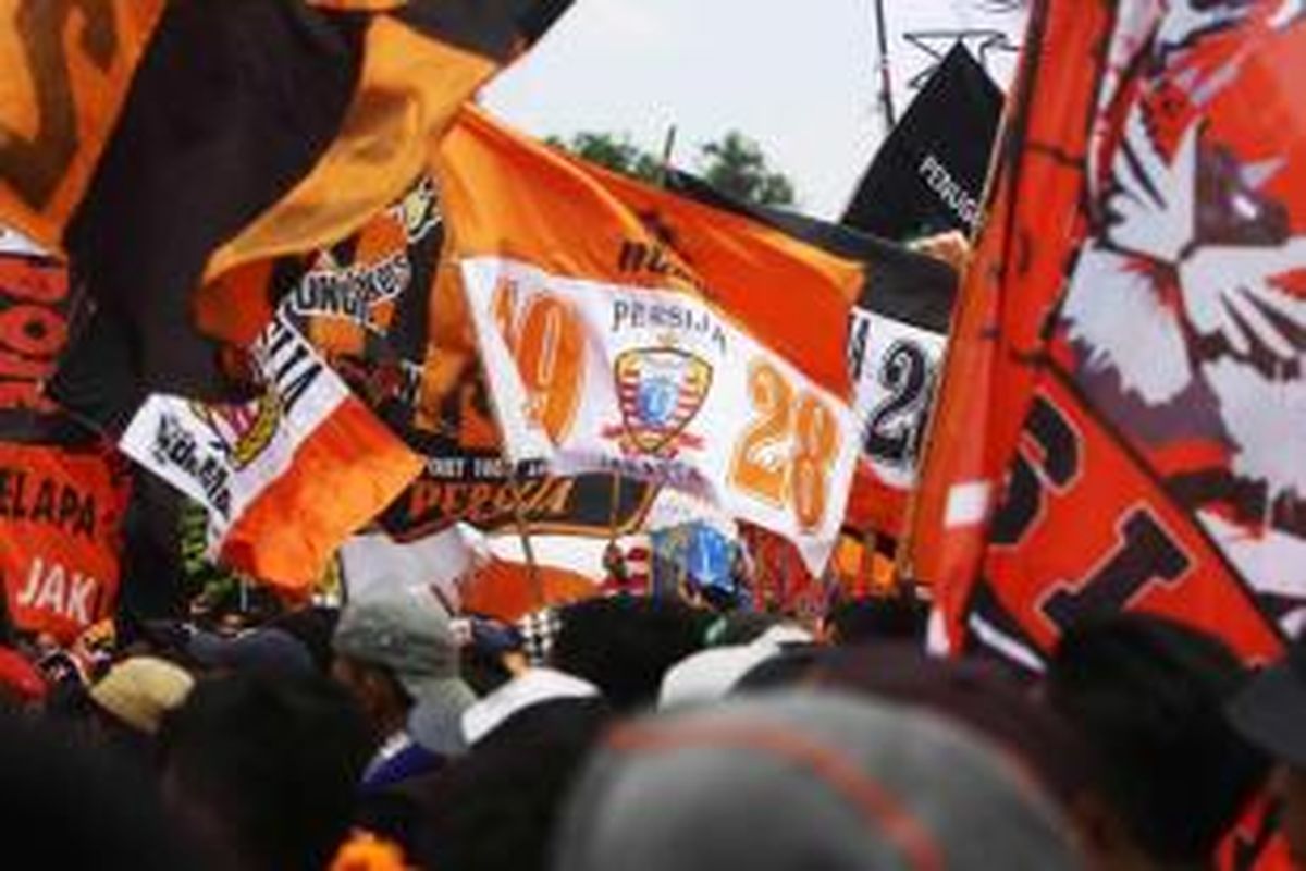 Para penggemar Persija yang dikenal dengan The Jakmania berunjuk rasa di depan Istana Merdeka, Jakarta, Selasa (5/5/2015). Mereka mendesak Presiden Jokowi untuk melanjutkan kompetisi QNB League musim ini.