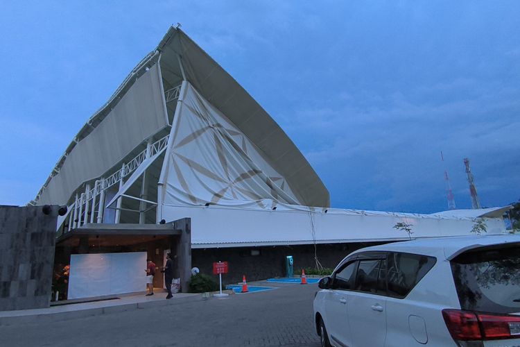 Atap bangunan padel ambruk usai angin kencang di Jakarta Barat.