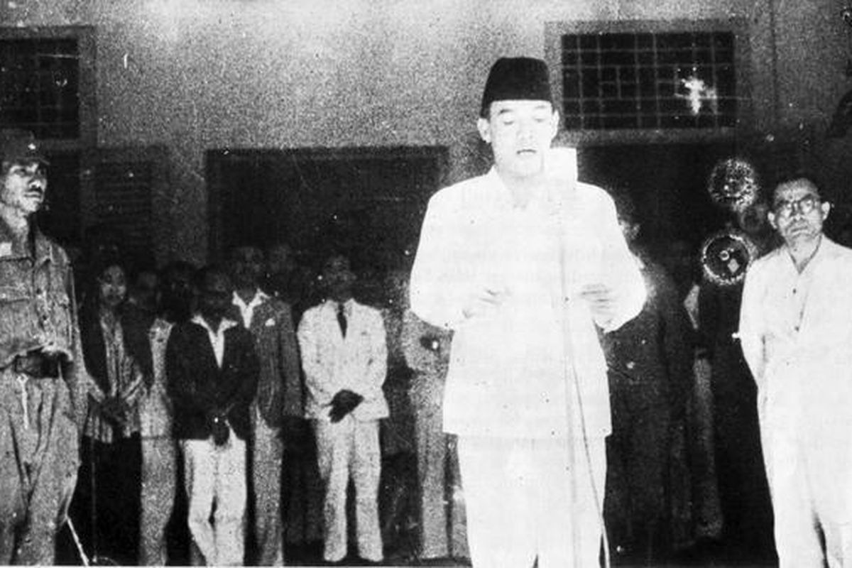 Bung Karno didampingi Bung Hatta membacakan teks proklamasi kemerdekaan RI pada 17 Agustus 1945 di Pegangsaan Timur 56 (sekarang Jalan Proklamasi) Jakarta. Gedung yang terlihat di belakang sudah dirobohkan, padahal jadi saksi sejarah.  