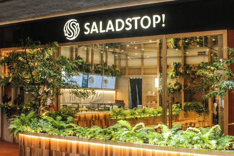 Gerai SaladStop! di Central Market PIK, Jakarta Utara, hadirkan Concept Store 2.0 yang ramah lingkungan dan bernuansa alam.