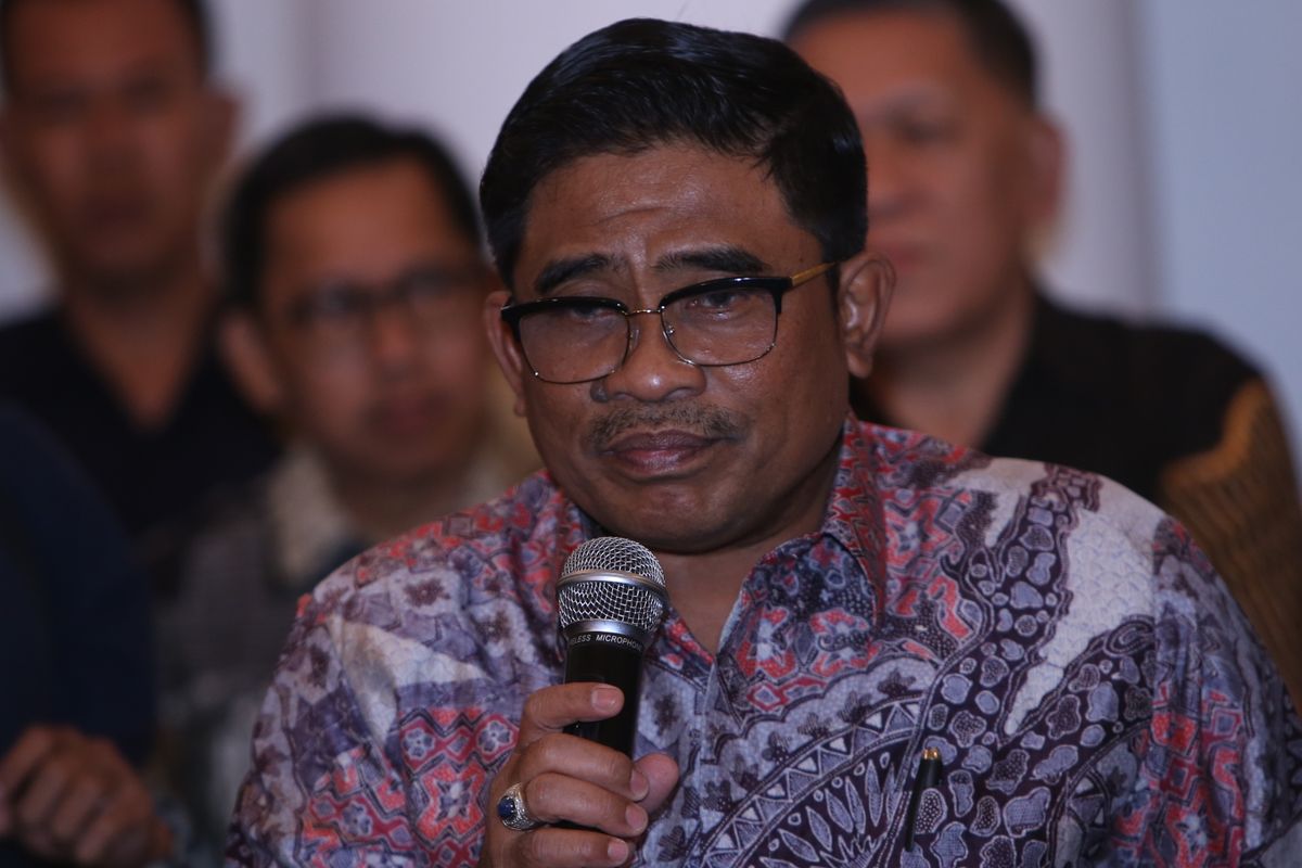 Dirjen Otonomi Daerah Kementerian Dalam Negeri (Kemendagri) Sumarsono memberikan keterangan pers usai acara serah terima nota pengantar tugas PLT (pelaksana tugas) Gubernur DKI Jakarta di Balai Agung, Balai Kota DKI Jakarta, Senin (6/3/2017). Sumarsono kembali menerima tugas PLT Gubernur DKI Jakarta yg di berikan oleh Sekjen Kemendagri Yuswandi A Temenggung.