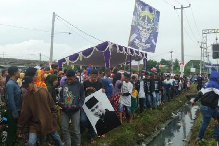 Para warga menanti kehadiran Ahmad Dhani di Perumahan Bumi Waringin Indah, Desa Waringin Jaya, Kedung Waringin, Kabupaten Bekasi, Minggu (29/1/2017). Pasangan calon bupati dan calon wakil bupati Saduddin-Ahmad Dhani mengelar kampanye terbuka di kawasan tersebut.