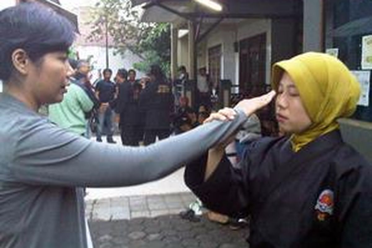 Lia nurlianty (36), putri pertama pendiri WSDK Shihan H Sofyan Hambally, mempraktekkan gerakan bela diri perempuan menggunakan kuku. Lia melatih WSDK di dojo (tempat latihan) Kopo, Bandung, Jawa Barat setiap Sabtu-Minggu.