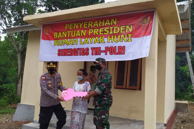 Dandim 1629 Sumba Barat Daya Letkol Inf Laode M Sabaruddin (kanan) dan Kapolres Sumba Barat Daya AKBP Joseph F H Mandagi (kiri) pada saat acara penyerahan kunci rumah layak huni kepada Regina Deta Karere (tengah) di Kampung Rada Loko, Desa Mali Iha, Kecamatan Kodi, Kabupaten Sumba Barat Daya, Nusa Tenggara Timur (NTT), Rabu (6/1/2020).