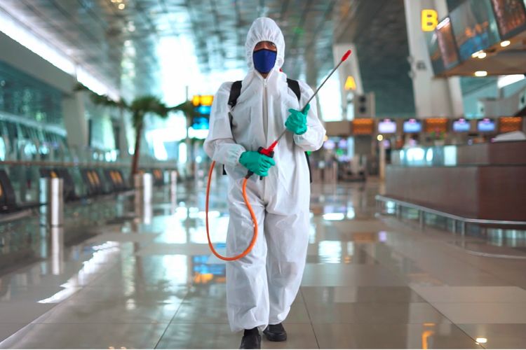 Petugas di bandara Soekarno-Hatta tengah bersiap melakukan penyemprotan disinfektan di sejumlah titik di Bandara. Bandara Soekarno-Hatta meraih predikat sebagai salah satu bandara di dunia yang paling aman dari Covid-19 berdasarkan Safe Travel Barometer.