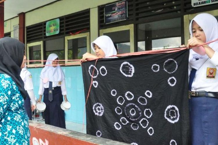 Sebanyak 52 tim utusan SMP/MTs se-Kabupaten Semarang, Rabu (27/1/2016) siang   mengikuti lomba membuat batik jumputan untuk taplak meja di SMP Negeri 1 Bawen.