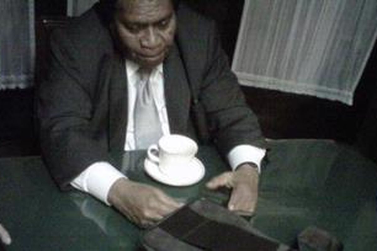 Tas hitam milik Nazaruddin masih di tangan Dubes RI untuk Kolombia, Michael Menufandu. Tas itu diantaranya berisi empat hape dan dompet Nazaruddin. Tas saat ini disegel oleh Dubes.