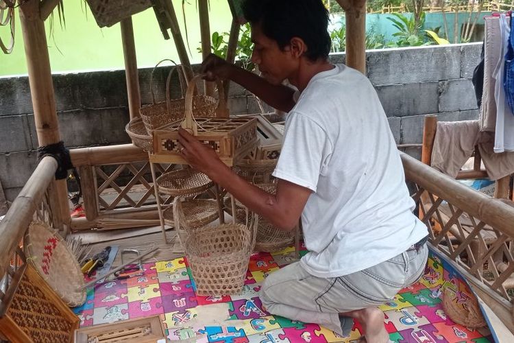 Perajin difabel di Rangkasbitung Kabupaten Lebak tengah menyusun hasil produksi aneka kerajinan bambu untuk melayani permintaan konsumen. 
