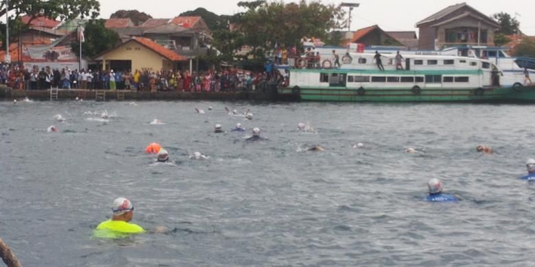 Rombongan calon wakil gubernur DKI Jakarta nomor pemilihan tiga Sandiaga Uno saat melakukan aksi berenang menyeberangi Pulau Karya ke Pulau Panggang, Kepulauan Seribu, Sabtu (21/1/2017) pagi.