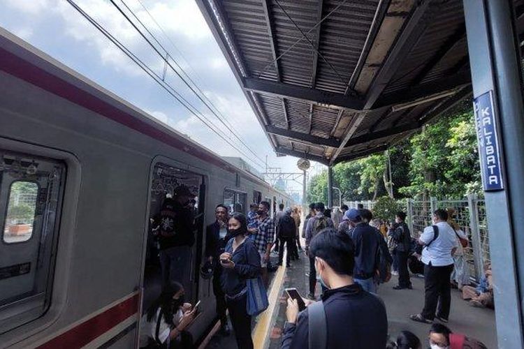 Kereta mati listrik di Stasiun Duren Kalibata, Jakarta Selatan, Minggu (25/4/2022). 