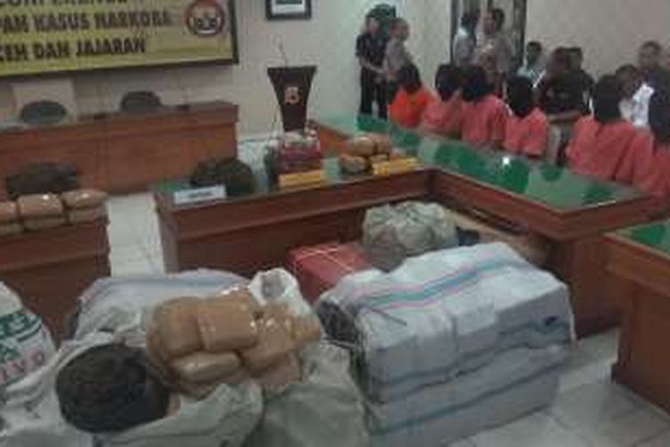 Kepolisian Daerah Aceh berhasil menggagalkan upaya pengiriman 523 kilogram ganja kering yang akan dipasarkan ke Jakarta dan Pulau Jawa, dari tangan beberapa tersangka di sejumlah kawasan di Aceh. Selain itu dalam kurun waktu yang sama, polisi juga berhasil mengamankan 2 kilogram sabu yang berhasil diselundupkan ke Aceh dari Malaysia.