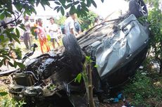 Mobil Tertabrak Kereta Api di Perlintasan Tanpa Palang Pintu, Seorang Anak Tewas, Ibunya Luka Berat