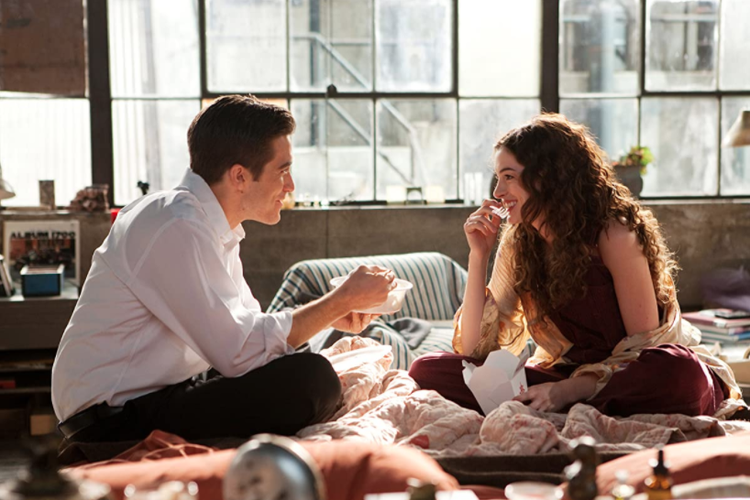 Sinopsis Love & Other Drugs, Usaha Jake Gyllenhaal Dekati Anne Hathaway  Halaman all 