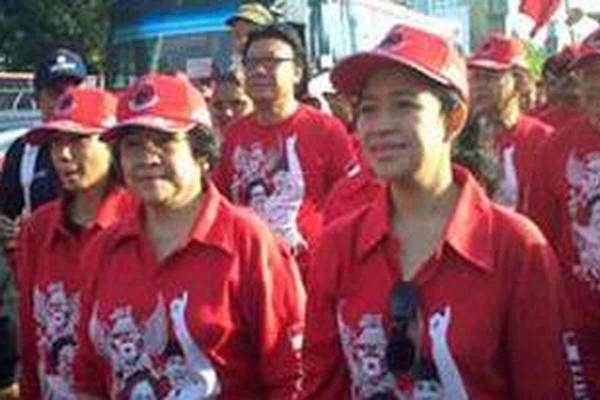 Megawati (kiri) dalam acara gerak jalan memeringati hari lahir Pancasila di Plaza Barat Gelora Bung Karno, Jakarta, Minggu (20/6/2010).