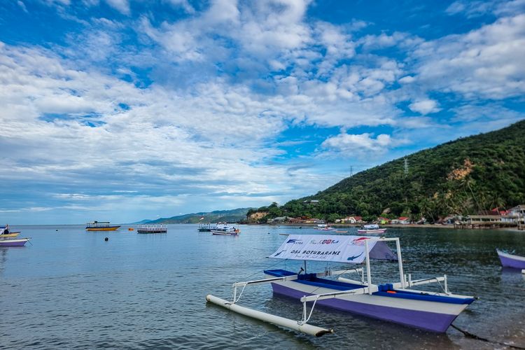 Perairan Botubarani, lokasi wisata hiu paus di Gorontalo.