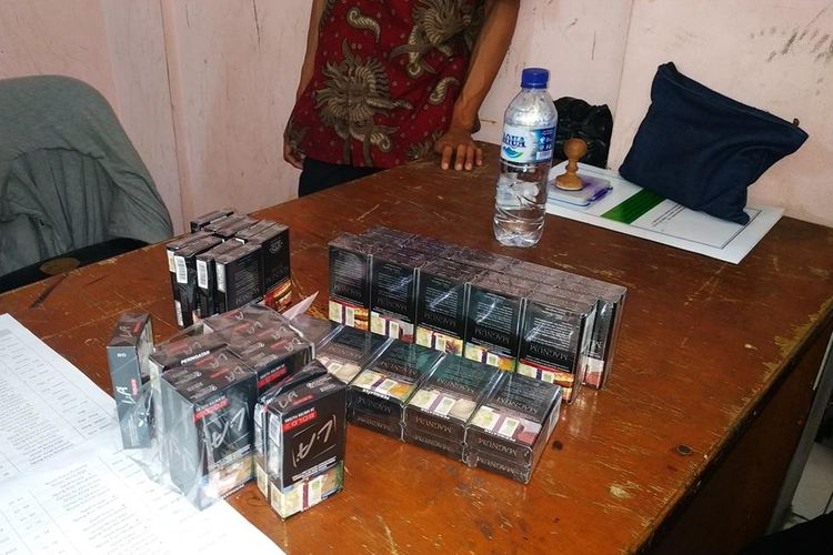 Rokok jemaah haji yang disita Asrama Haji Embarkasi Bekasi, Kamis (11/7/2019).