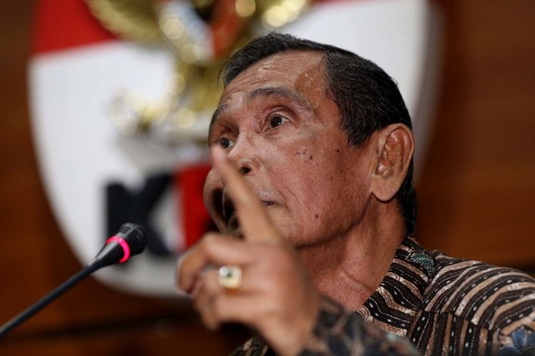 Mantan Ketua KPK, Tumpak Hatorangan Panggabean memberikan keterangan pers di Gedung Komisi Pemberantasan Korupsi (KPK), Jakarta, Jumat (7/7/2017). Keterangan pers terkait dengan adanya pembentukan Pansus Hak Angket KPK oleh Dewan Perwakilan Rakyat (DPR) yang menyikapi kasus dugaan korupsi e-KTP.
