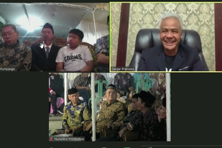 Gubernur Jawa Tengah Ganjar Pranowo disambut ribuan pendukung di kampung halamannya di Purworejo Jawa Tengah.   Meski tidak hadir secara langsung, ribuan pendukung ganjar sangat antusias menyaksikan orang nomor satu di Jawa Tengah ini berpamitan. Ganjar berpamitan secara online via aplikasi zoom. 