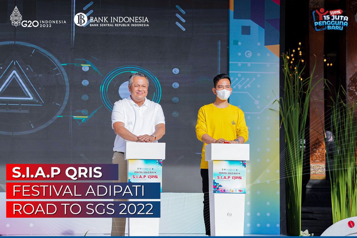 Gubernur Bank Indonesia (BI) Perry Warjiyo dan Wali Kota Solo Gibran Rakabuming Raka saat meluncurkan program S.I.A.P QRIS dan BI Fast pada 4 September 2022