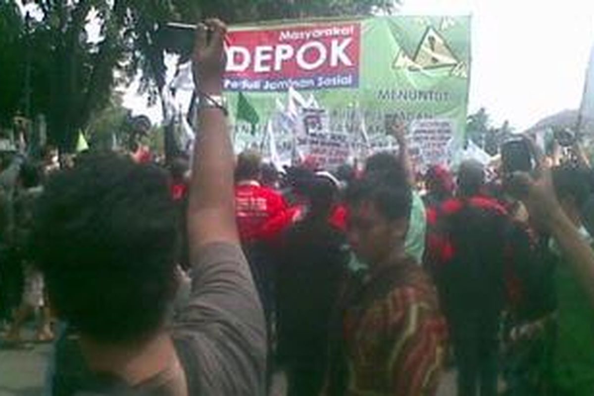 Massa aksi demo yang melakukan long march dari Bundaran HI tiba di depan Istana Negara pada pukul 12.15 WIB