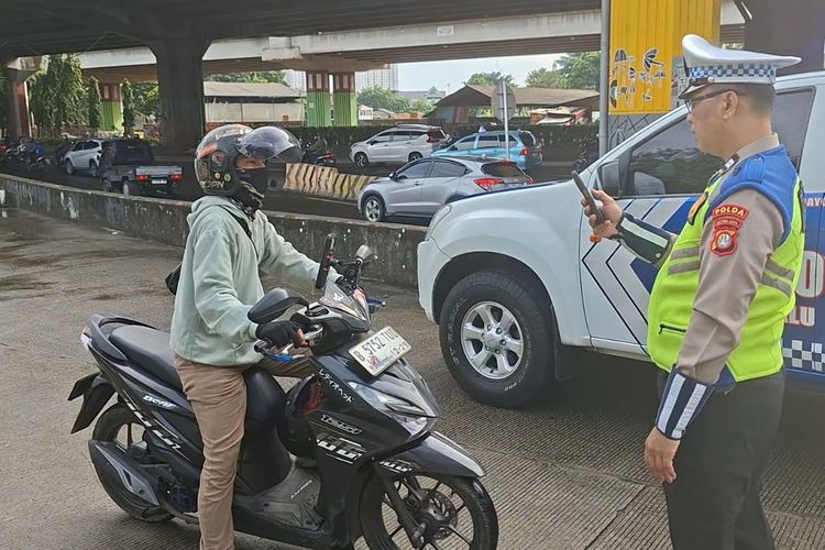 Polisi Pakai ETLE Handheld, Ini Bedanya dengan Tilang Manual