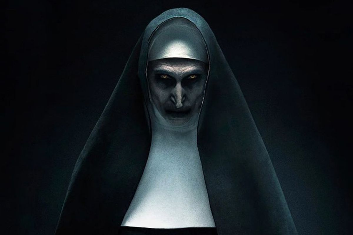 Penampakan aktris Bonnie Aarons sebagai Valak dalam film The Nun.