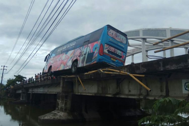 Bus Bintang Prima menabrak pembatas jembatan di Dusun Salenrang, Desa Salenrang, Kecamatan Bontoa, Kabupaten Maros, Minggu (11/3/2018) sekitar pukul 04.00 Wita. 