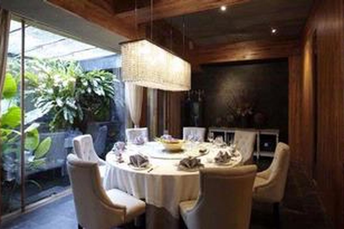 Membuat ruang makan dengan desain cozy menghadap taman, misalnya. Selain memberikan pemandangan menarik, suasana makan pun dapat menjadi lebih menyenangkan.