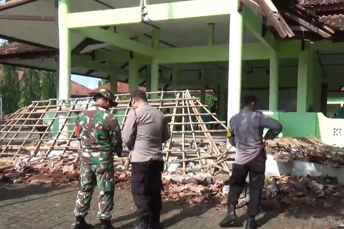 Atap bagain depan pendopo Kecamatan Nguntoronadi, Kabupaten Magetan, tiba tiba ambruk.
