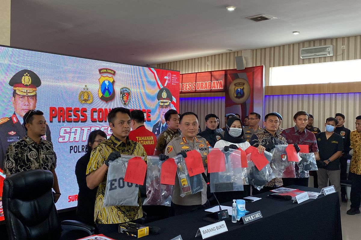 Polisi menunjukan barang bukti penganiayaan anak DPR RI