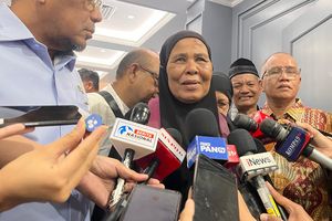 Tangis Nenek Saudah Pecah Saat Minta DPR Pulihkan Statusnya di Masyarakat