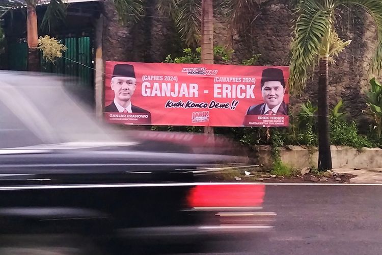 Spanduk bergambar Gubernur Jawa Tengah (Jateng) dipasangkan dengan Menteri Badan Usaha Milik Negara (BUMN) Erick Thohir sebagai calon presiden (Capres) dan calon wakil presiden (cawapres) 2024 di Jalan Depok, Kelurahan Manahan, Kecamatan Banjarsari, Kota Solo, Sabtu (3/12/2022).