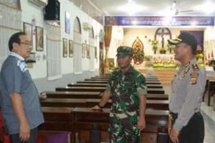 Wakapolres Lhokseumawe Kompol Moch Isharyadi dan Dandim 0103 Aceh Utara Letkol Inf Eka Oktavian Wahyu Cahyono berbincang dengan pengurus gereja sebelum pelaksanaan misa natal di Lhokseumawe, Sabtu (24/12/2016)