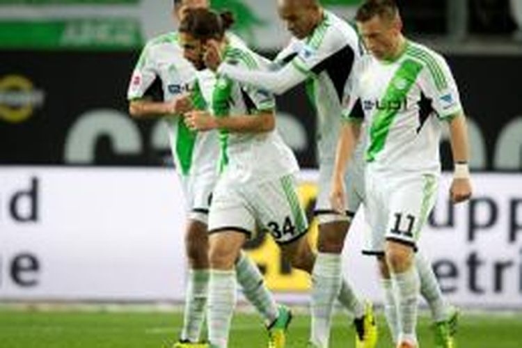 Sejumlah pemain VFL Wolfsburg merayakan gol ke gawang Borussia Dortmund dalam lanjutan pertandingan Liga Jerman yang berlangsung di Stadion Volfswagen Arena, Wolfsburg, Jerman, Sabtu (9/11/2013