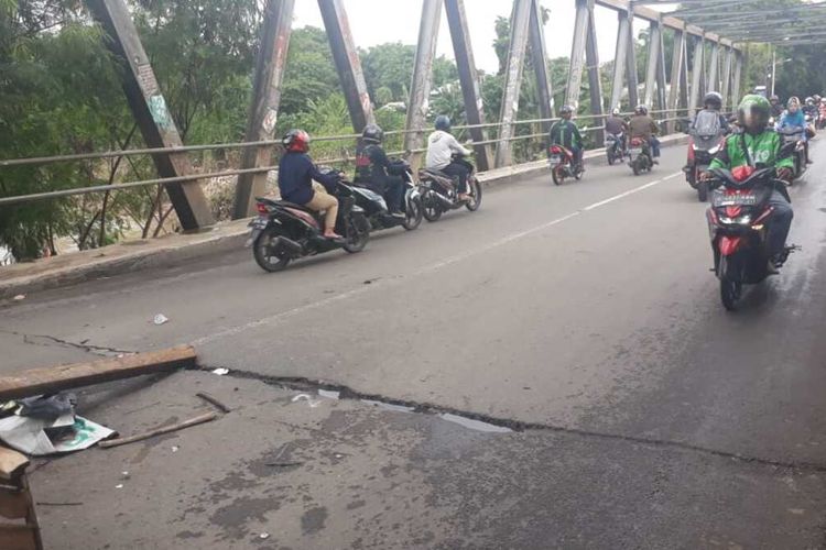 Jembatan Patal, Jalan Teluk Buyung, Bekasi Timur, Kota Bekasi yang retak akibat diterjang arus Kali Bekasi pada Rabu (1/1/2020) lalu.