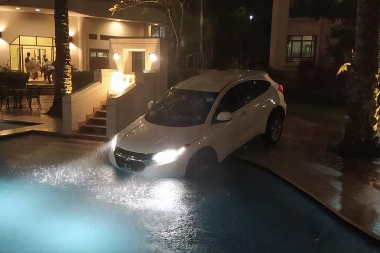 Pengemudi Honda Vezel putih melaju ke kolam rendam kondominium The Hillside di Singapura pada Selasa (28/2/2023) malam.