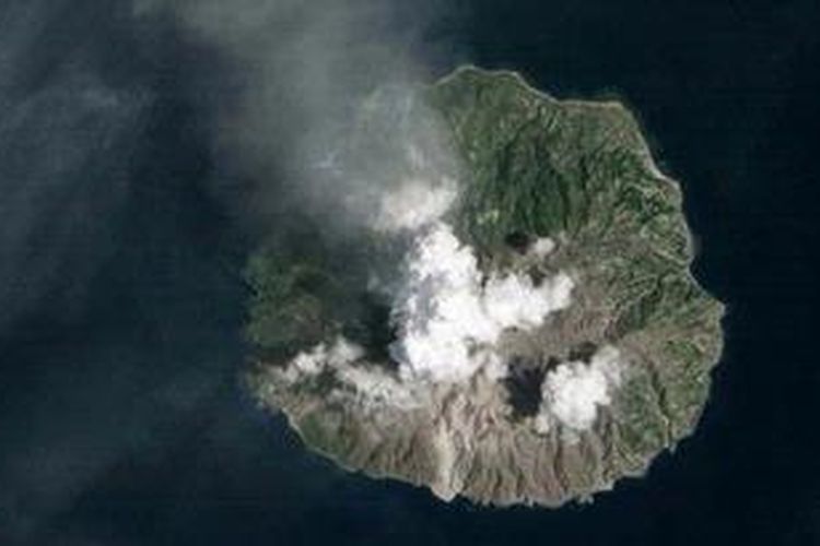 Di bawah awan. Dalam citra satelit ini, puncak gunung berapi Rokatenda di Pulau Palue, NTT, yang meletus beberapa kali beberapa minggu lalu tidak terlihat karena tertutup awan.