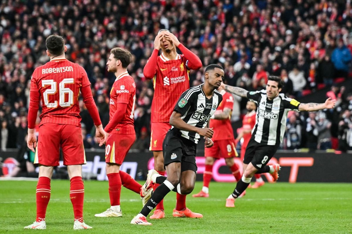 Momen selebrasi Alexander Isak usai mencetak gol dalam laga final Piala Liga Inggris 2024-2025 antara Liverpool vs Newcastle di Stadion Wembley, 16 Maret 2025. (Photo by Glyn KIRK / AFP) 
