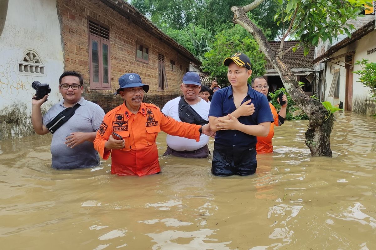 Bupati Trenggalek meninjau lokasi yang masih terendam banjir, di Kelurahan Kelutan  Kabupaten Trenggalek Jawa Timur, Senin (16/12/2024).