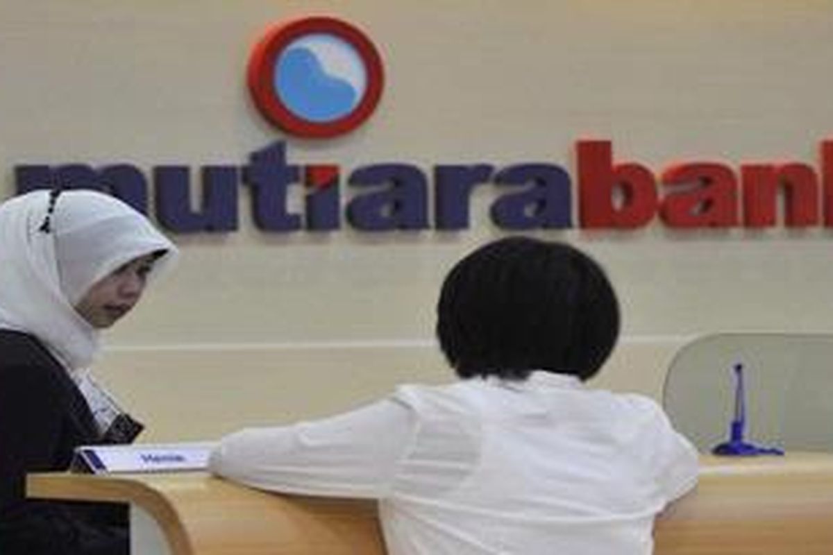 Pelayanan nasabah di Bank Mutiara, Jakarta, Kamis (2/2/2012).  Lembaga Penjamin Simpanan atau LPS kembali membuka penjualan saham Bank Mutiara tahap dua mulai 1 Februari 2012 hingga Mei 2012. Penjualan tersebut mensyaratkan pengembalian optimal setidaknya sebesar penanaman modal sementara sebesar sebesar Rp 6,7 triliun.