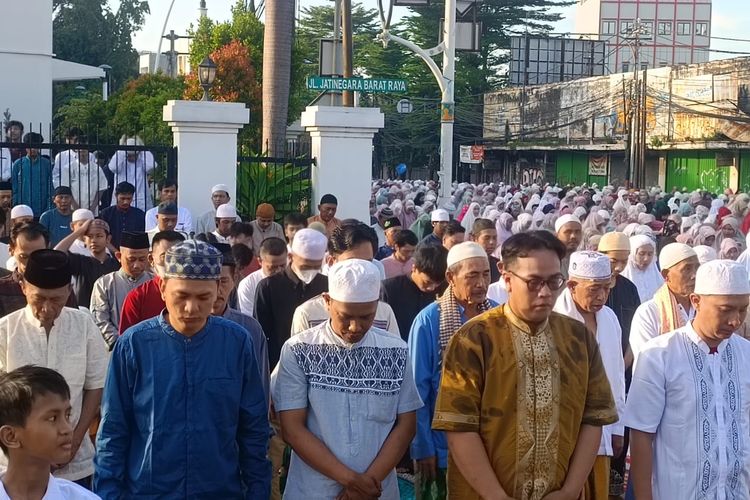 Kegiatan shalat Ied di depan GPIB Koinonia, Jatinegara, Jakarta Timur, Rabu (10/4/2024).