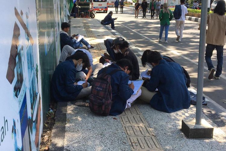 Suasana sekelompok mahasiswa UTS dipinggir jalan demi bisa ikut aksi tolak presiden 3 periode, Senin (11/4/2022)