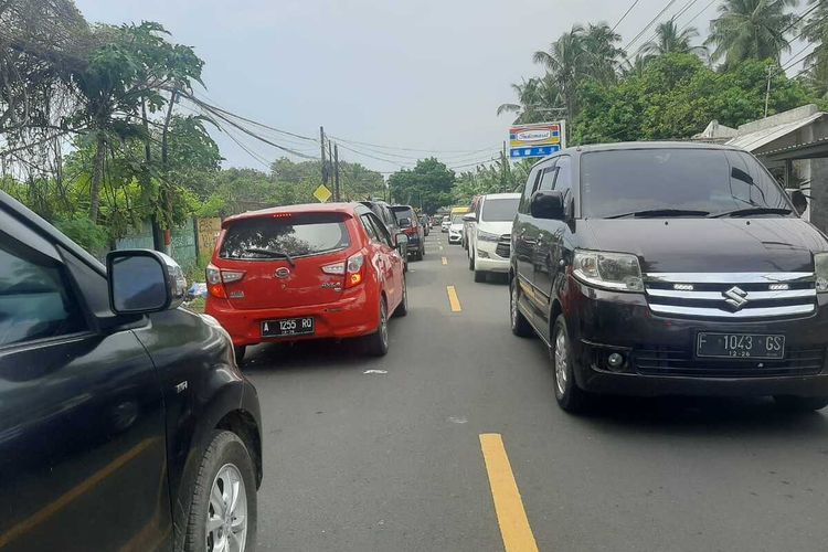 Inilah teknik menginjak pedal gas saat terjadi kemacetan di tanjakan